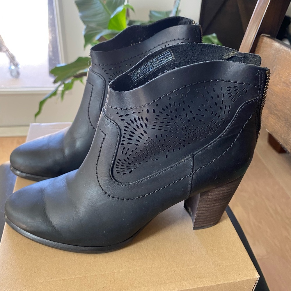 UGG boots Charlotte Seaweed Perf 6.5M Black